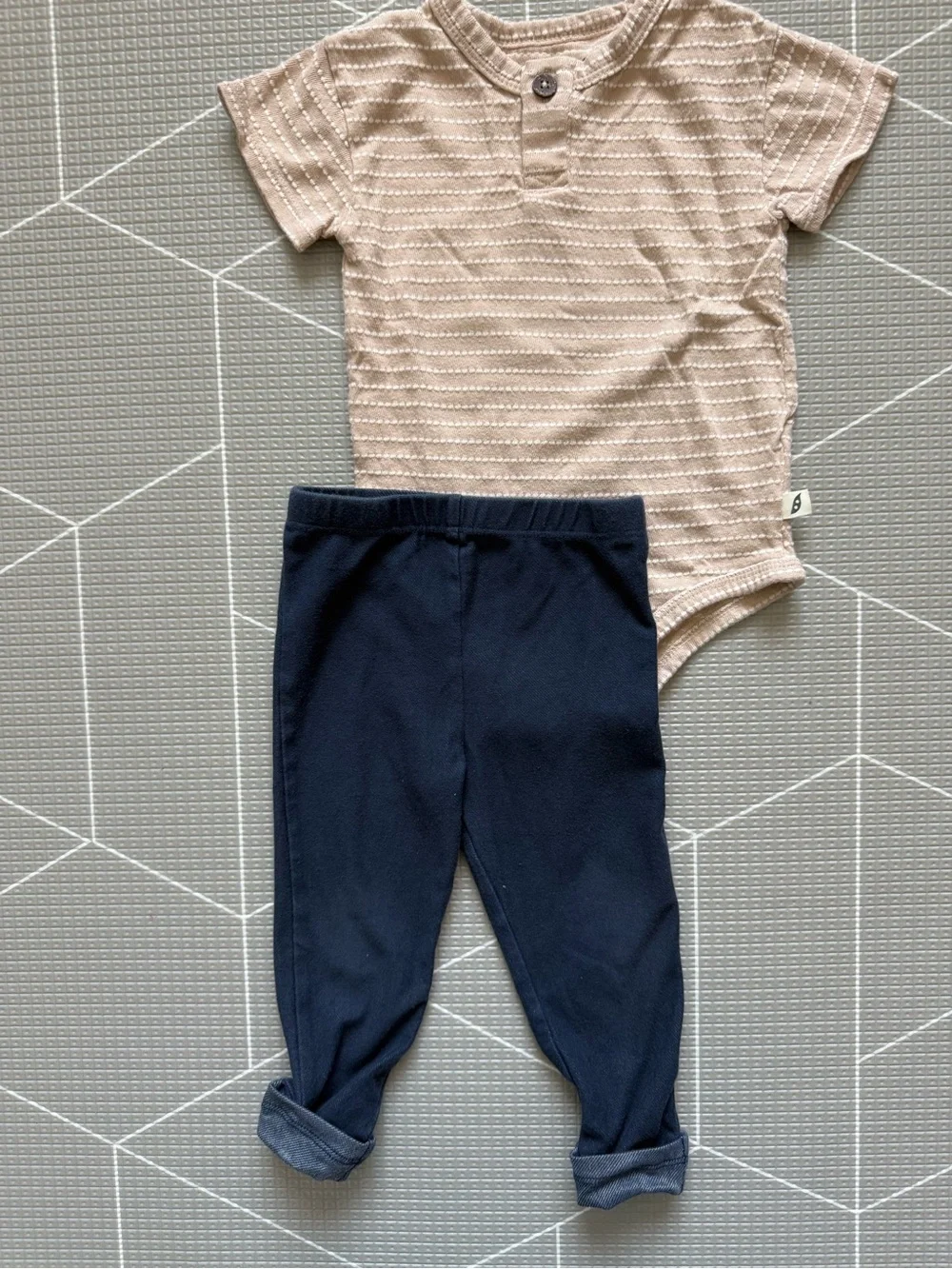 Easy Peasy|Baby gender neutral set,textured Beige Onesie & Navy Pants•••12-18M - Picture 5 of 7